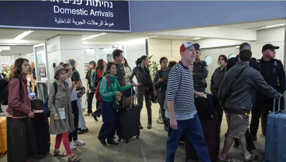 Sau sự cố, hành khách chuyến bay của Flydubai chuyển sang một chuyến bay khác và đến sân bay Ben Gurion (Israel) an toàn. Ảnh chụp ngày 30/9. (Ảnh: AFP)