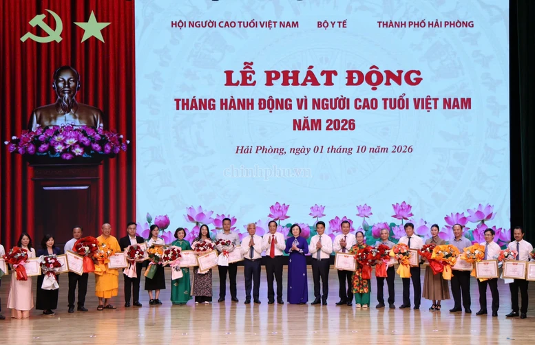 Phó Thủ tướng Phạm Thị Thanh Trà trao kỷ niệm chương, bằng khen cho các tổ chức, cá nhân có nhiều đóng góp cho công tác chăm sóc, phát huy vai trò người cao tuổi - Ảnh: chinhphu.vn/Thu Giang