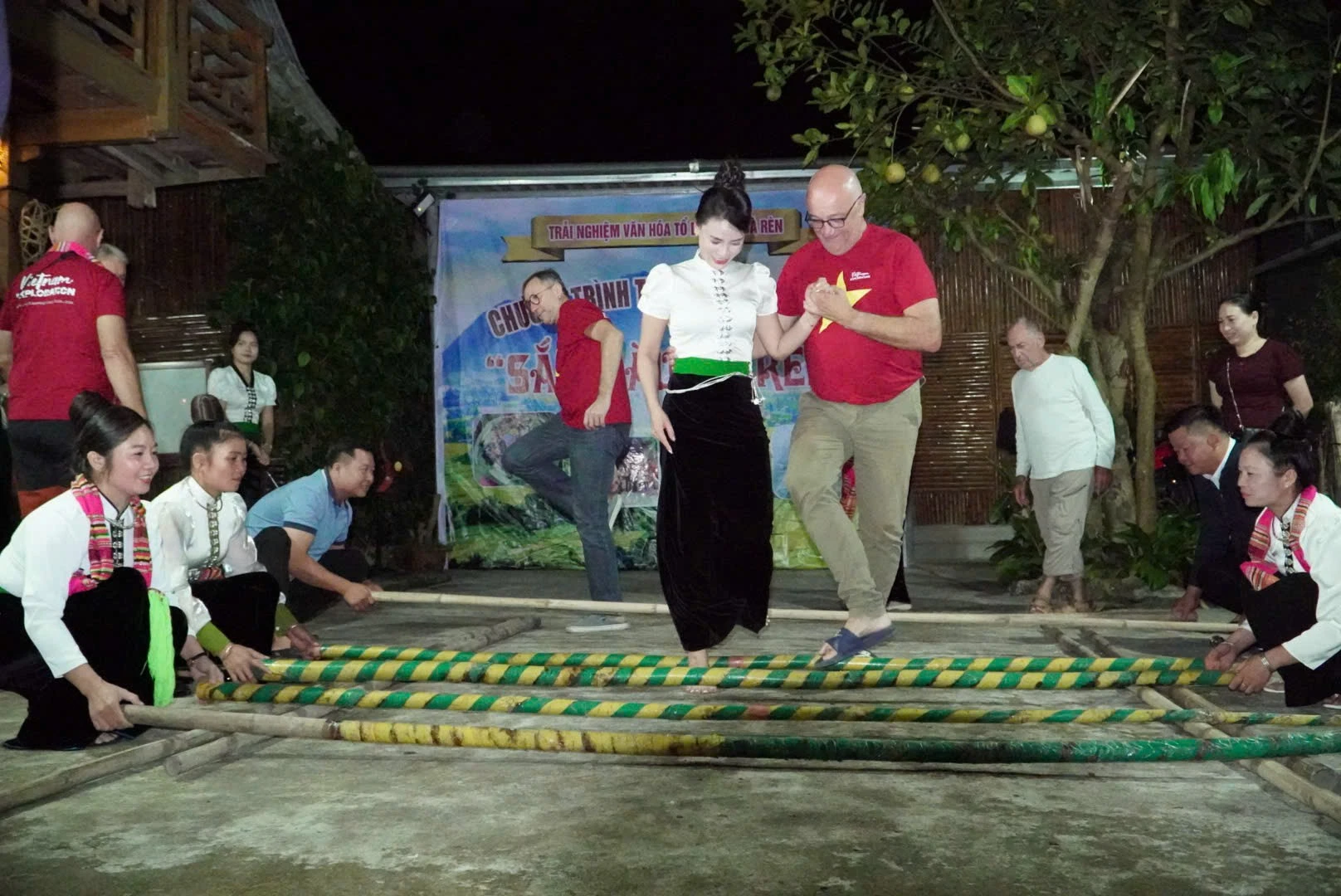 du-khach-hao-hung-tham-gia-nhay-sap-hoat-dong-trai-nghiem-van-hoa-cong-dong-dac-sac-cua-dong-bao-thai.jpg