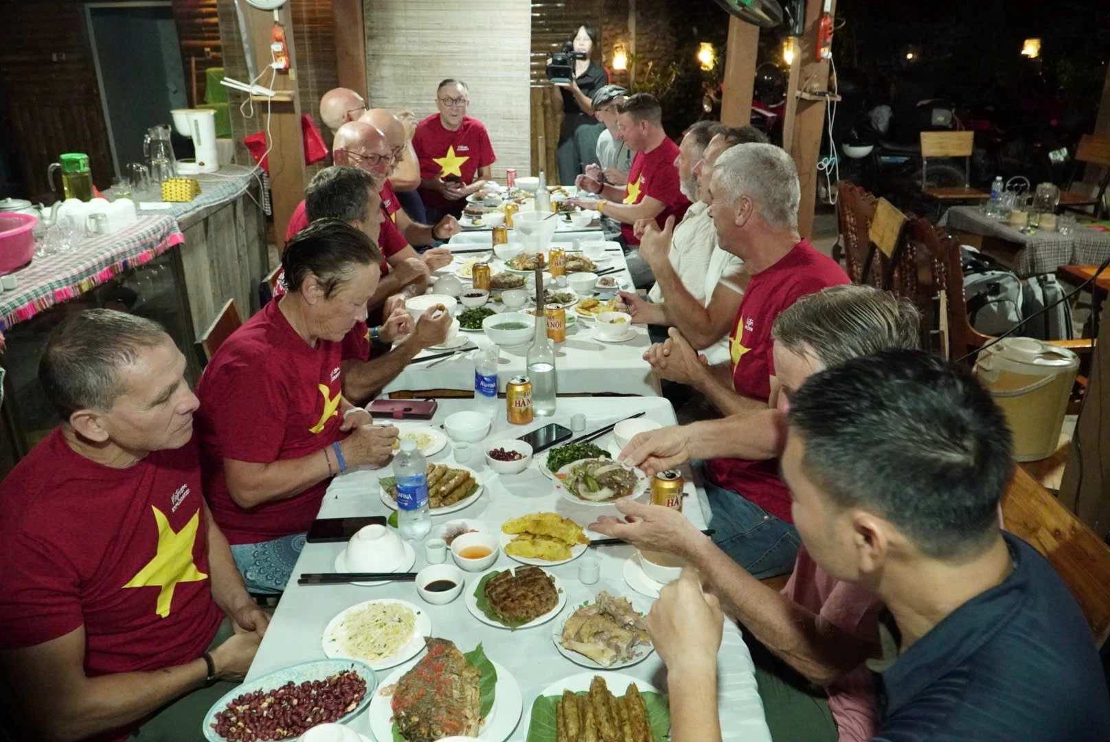 du-khach-thuong-thuc-cac-mon-an-mang-huong-vi-dac-trung-cua-dong-bao-thai.jpg