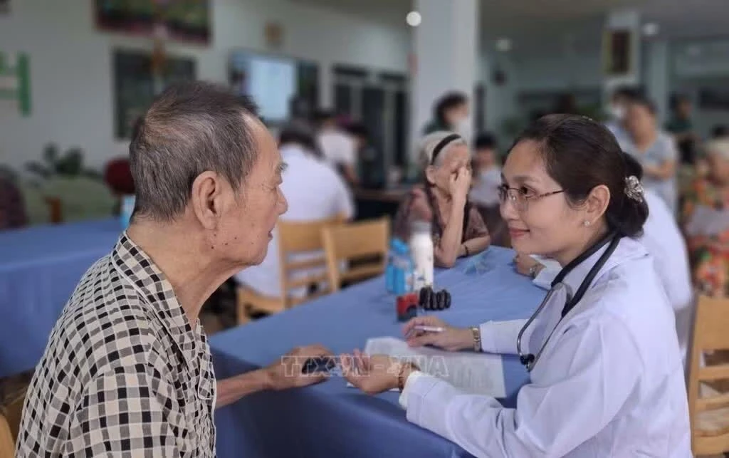 Khám sức khỏe cho người cao tuổi tại Viện dưỡng lão Tâm An (Thành phố Hồ Chí Minh). Ảnh: Đinh Hằng/TTXVN