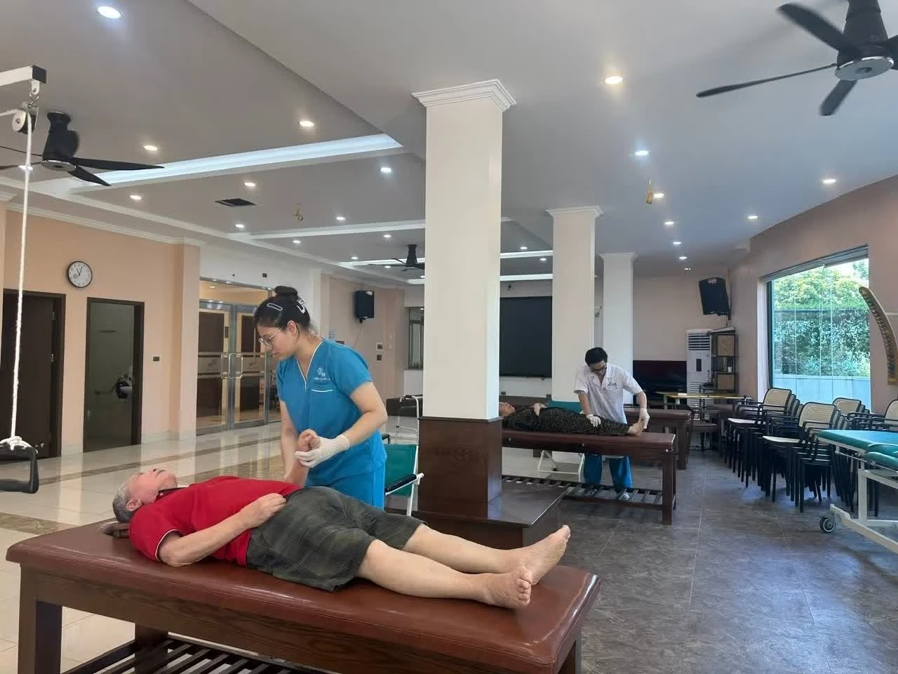 Tập phục hồi chức năng cho người cao tuổi tại Viện điều trị nghỉ dưỡng FDC, Hà Nội. (Ảnh: MINH HUỆ)