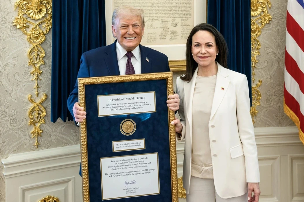 Tổng thống Donald Trump gặp chính trị gia phe đối lập Venezuela Maria Corina Machado, người thắng giải Nobel Hòa bình năm 2025, tại Phòng Bầu dục (Ảnh: Getty).