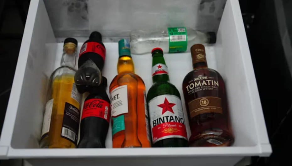 Bia, whisky và các loại rượu khác được tìm thấy tại hiện trường. (Ảnh: AP)