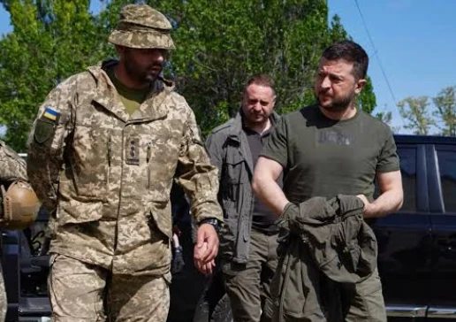 Tổng thống Zelensky (phải) gặp gỡ binh sĩ Ukraine ở tiền tuyến miền Đông. Ảnh tư liệu: Văn phòng báo chí Tổng thống Ukraine