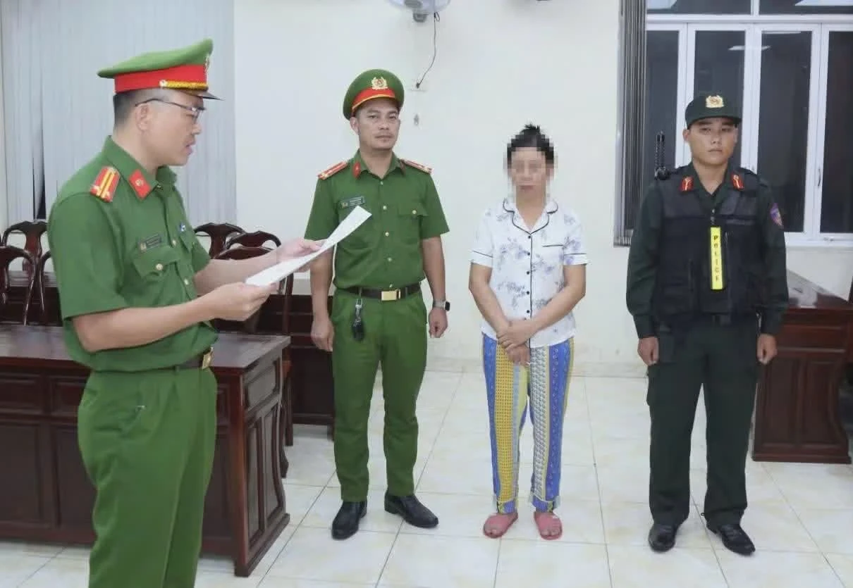 Cơ quan CSĐT công bố quyết định khởi tố bị can đối với bà H.