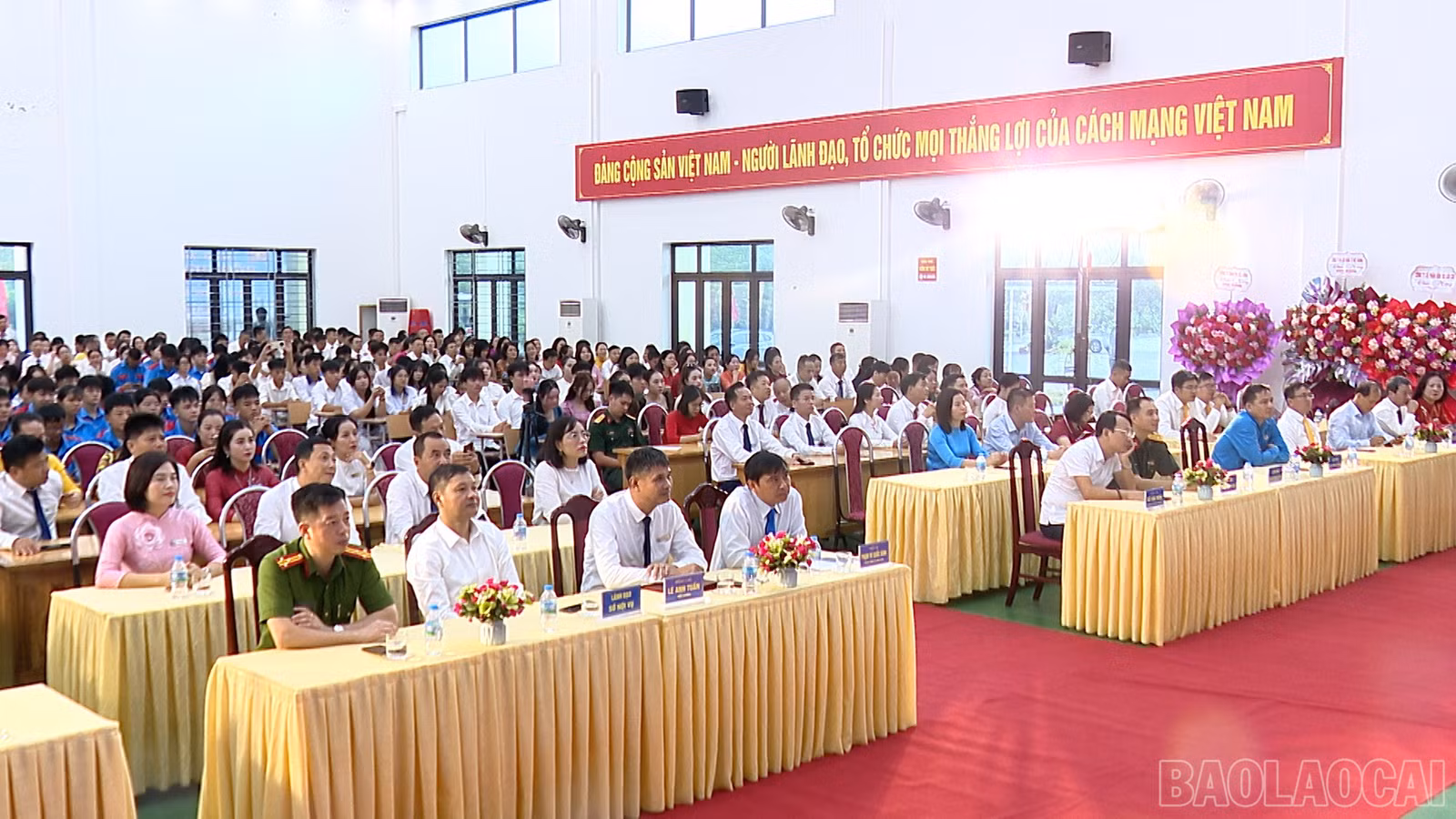 Đại biểu, cán bộ, giảng viên và học sinh, sinh viên tham dự lễ Khai giảng.