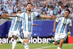 Lionel Messi lập hàng loạt kỷ lục vĩ đại sau cú hat-trick đỉnh cao