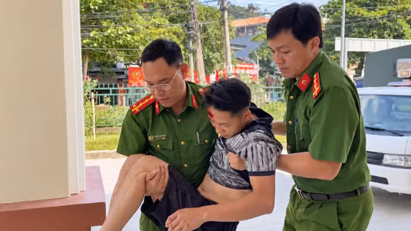 Công an xã Đông Cuông kịp thời hỗ trợ người dân bị tai nạn giao thông
