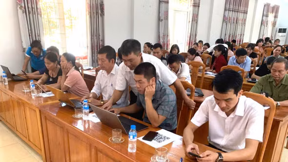 Xã Việt Hồng tập huấn kiến thức chuyển đổi số, kỹ năng số và ứng dụng trí tuệ nhân tạo 