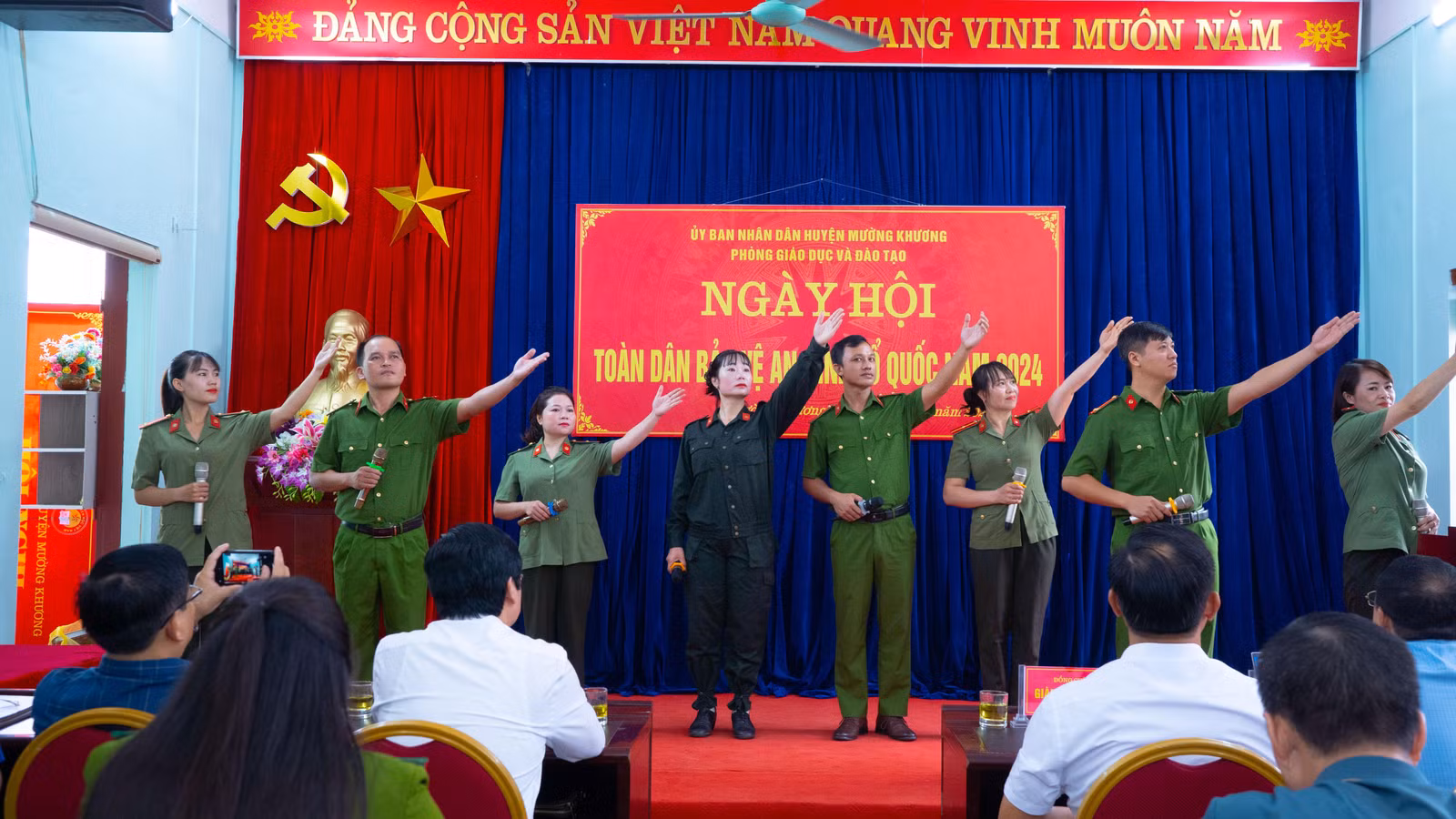 Một tiết mục văn nghệ do các cán bộ, chiến sĩ Công an huyện biểu diễn chào mừng ngày hội.