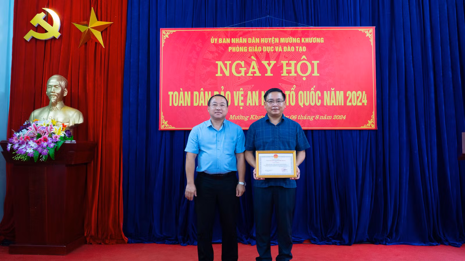 UBND huyện Mường Khương tặng Giấy khen cho 1 tập thể có thành tích xuất sắc trong phong trào Toàn dân bảo vệ an ninh Tổ quốc năm 2024.