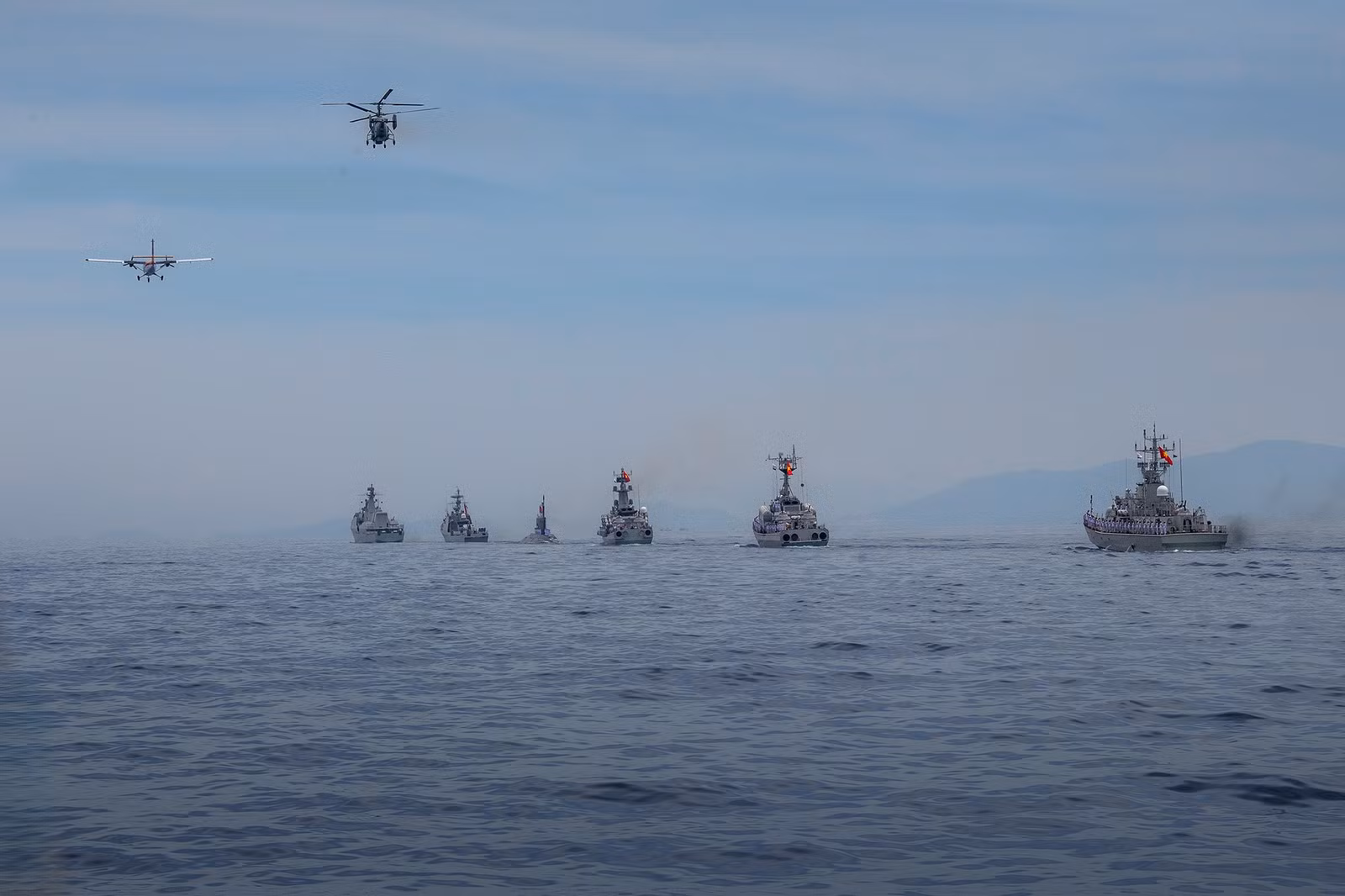 bien-doi-may-bay-dhc6-va-truc-thang-san-ngam-ka28-cung-cac-bien-doi-tau-ten-lua-tham-gia-dieu-binh-tren-bien.jpg