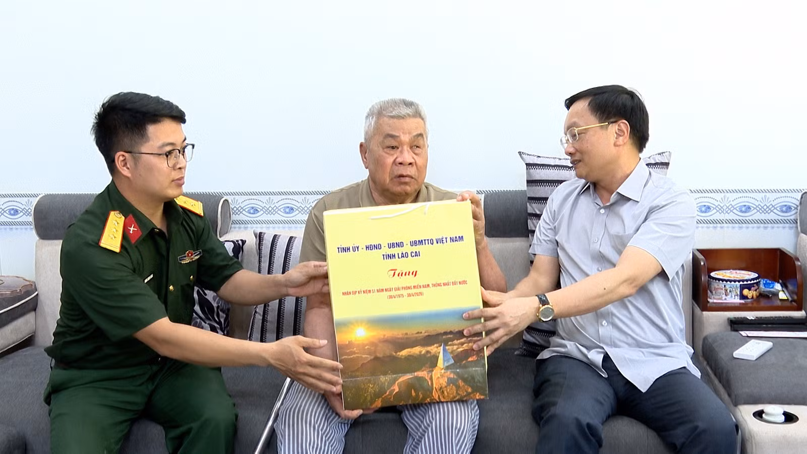 Đồng chí Đỗ Đức Minh - Giám đốc Sở Tài chính tặng quà cho ông Hà Quốc Tế.