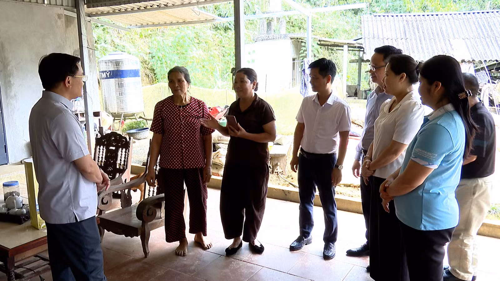 Đoàn công tác của tỉnh thăm hỏi, động viên và tặng quà gia đình chị Trần Thị Luyến - người lao động có hoàn cảnh khó khăn tại thôn Yên Hưng.