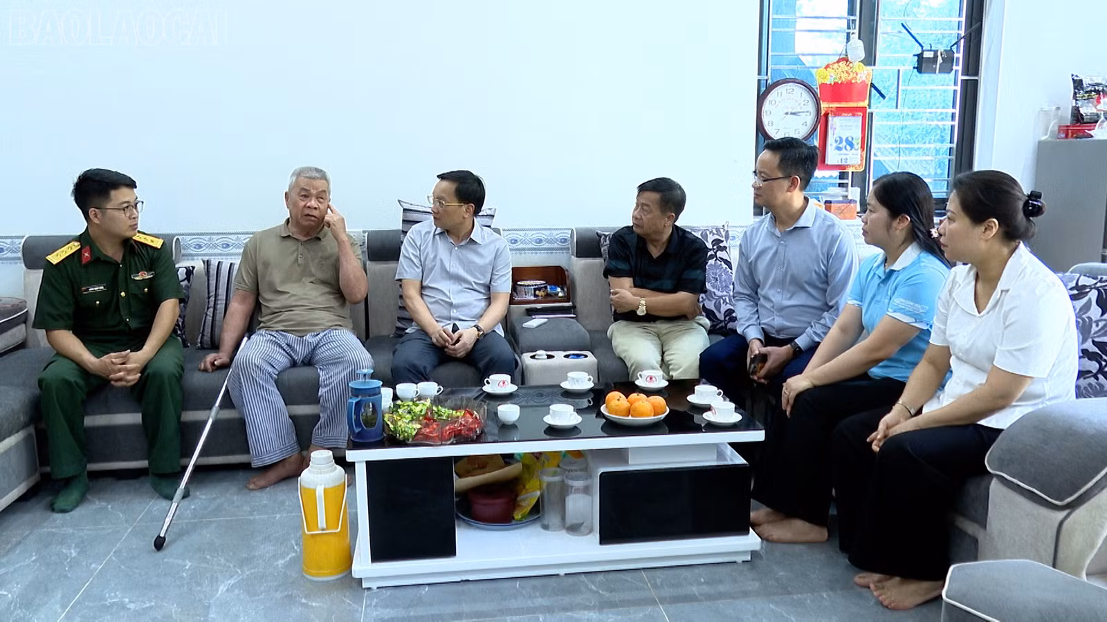 Đoàn công tác của tỉnh thăm hỏi, động viên thương binh hạng 3/4 Hà Quốc Tế.