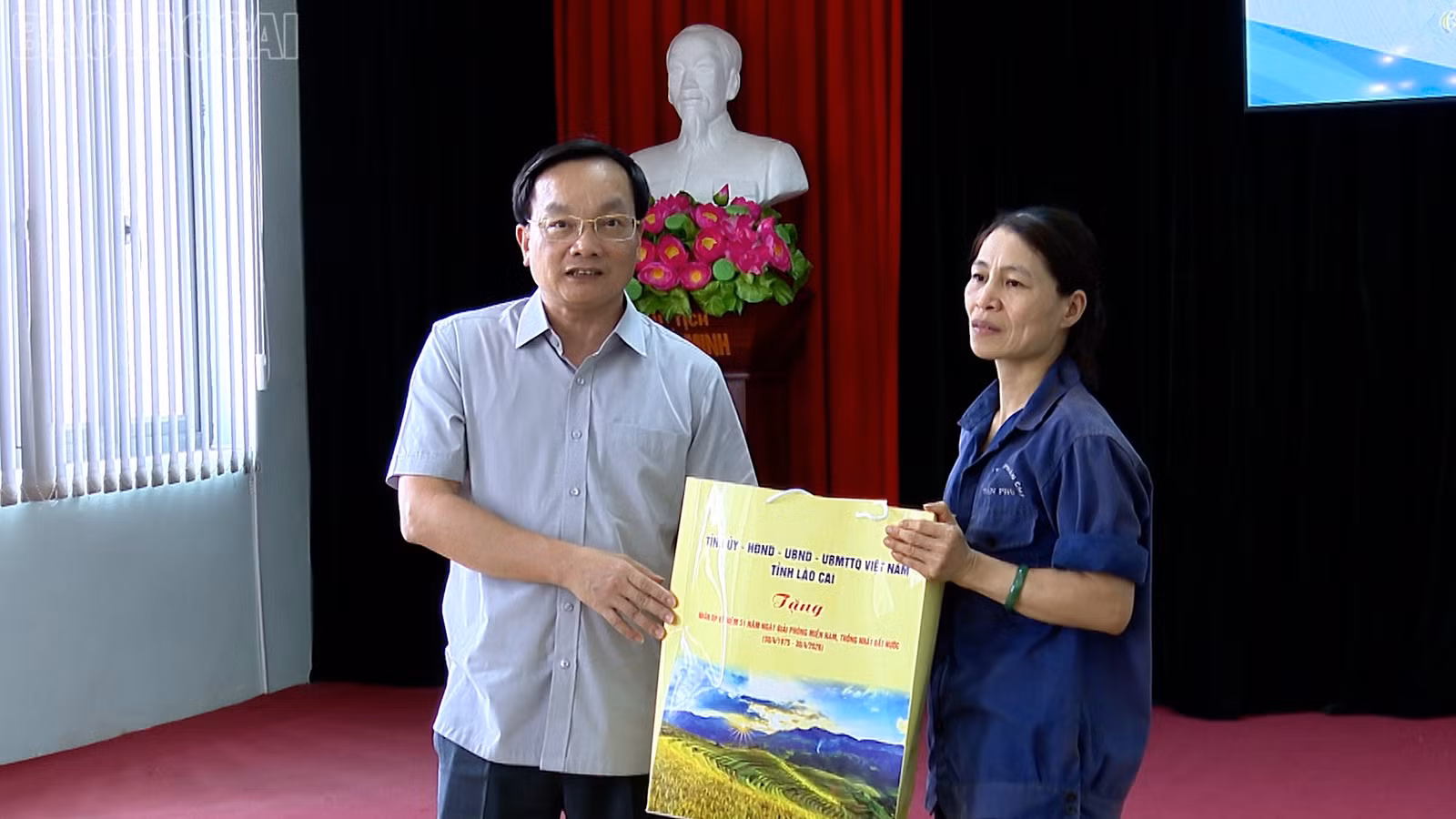 Đồng chí Đỗ Đức Minh - Giám đốc Sở Tài chính tặng quà, động viên chị Đặng Thị Minh Hiếu, công nhân Công ty cổ phần chè Trần Phú.