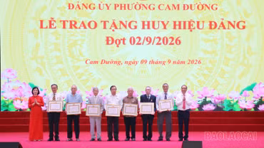 Phường Cam Đường trao tặng Huy hiệu Đảng đợt 2/9