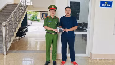 Công an cơ sở hỗ trợ người dân trao trả tài sản, tiền chuyển khoản nhầm