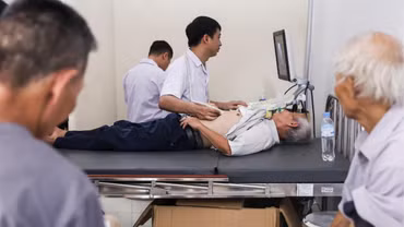 Thực hiện khám, chữa bệnh tại nhà cho người cao tuổi không có điều kiện đến cơ sở y tế