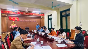Đoàn kiểm tra, giám sát số 1 làm việc với xã Sín Chéng về công tác giảm nghèo