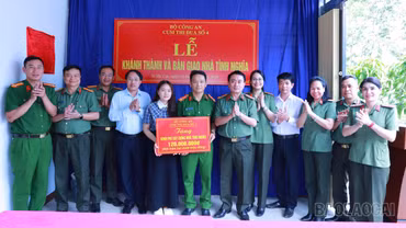 Trao tặng nhà tình nghĩa cho cán bộ Công an xã Si Ma Cai có hoàn cảnh khó khăn