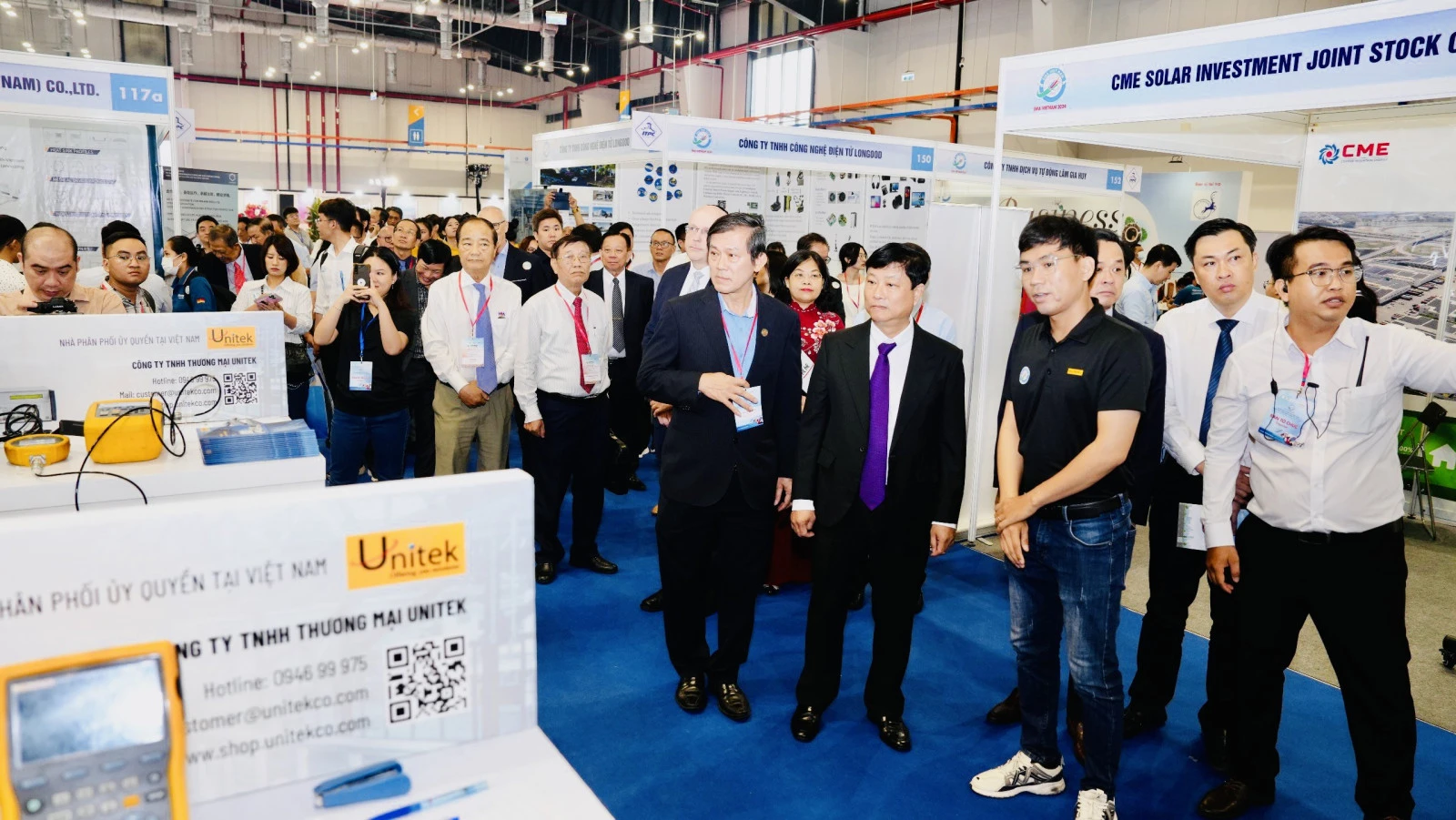 Lãnh đạo tỉnh Bình Dương và các đại biểu tham quan các gian hàng tại 2 triển lãm quốc tế