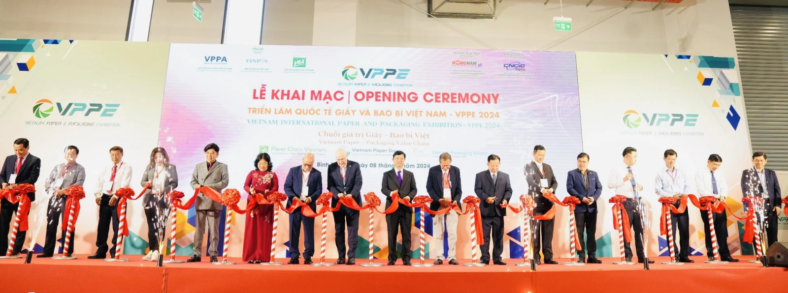 Ông Võ Văn Minh cùng các đại biểu cắt băng khai mạc triển lãm quốc tế giấy và bao bì Việt Nam