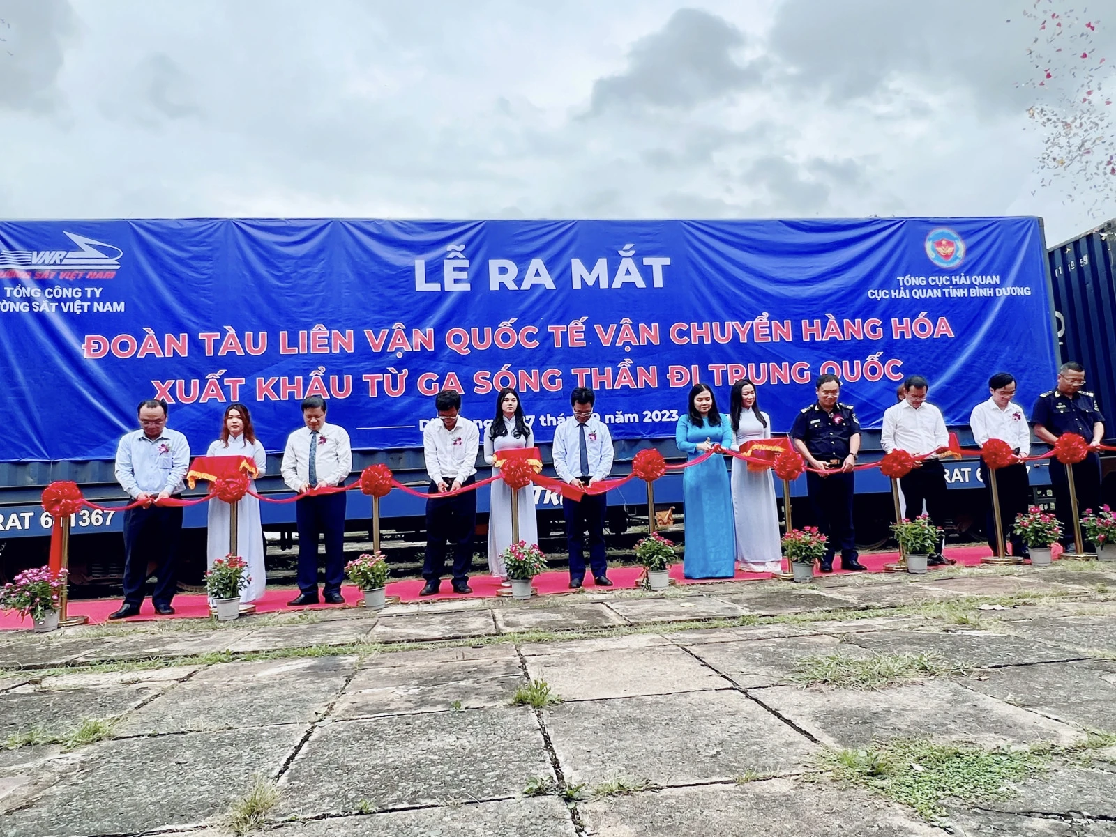 Các đại biểu thực hiện nghi thức ra mắt đoàn tàu liên vận quốc tế vận chuyển hàng hóa xuất khẩu từ ga Sóng Thần đi Trung Quốc