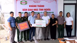 Trao kinh phí hỗ trợ làm nhà cho thân nhân, người thờ cúng liệt sĩ ở phường Trung Tâm