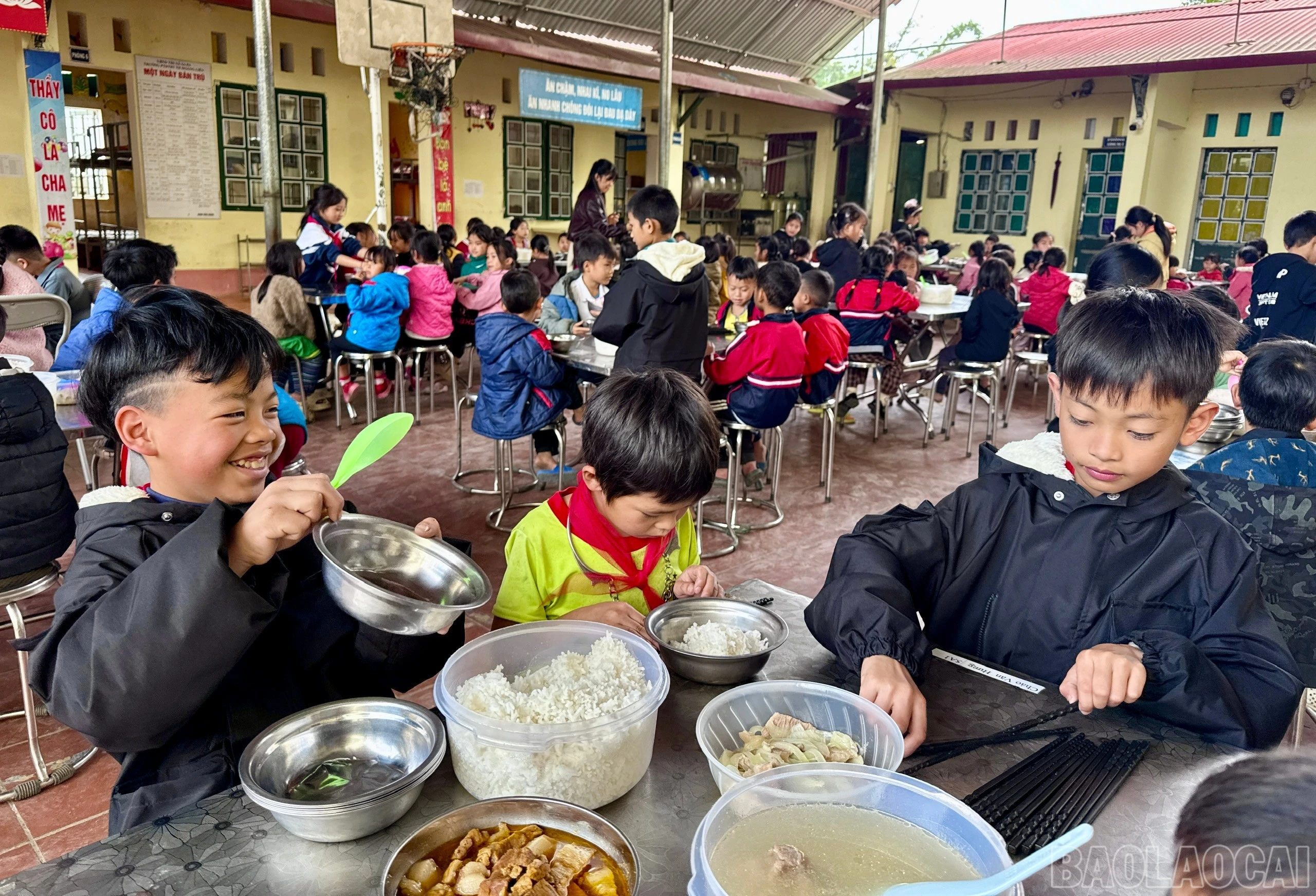 Đầu năm 2026, tỉnh Lào Cai cũng đặt mục tiêu kiểm tra, giám sát 100% bếp ăn tập thể tại trường học. (Ảnh: Báo và Phát thanh - Truyền hình Lào Cai).