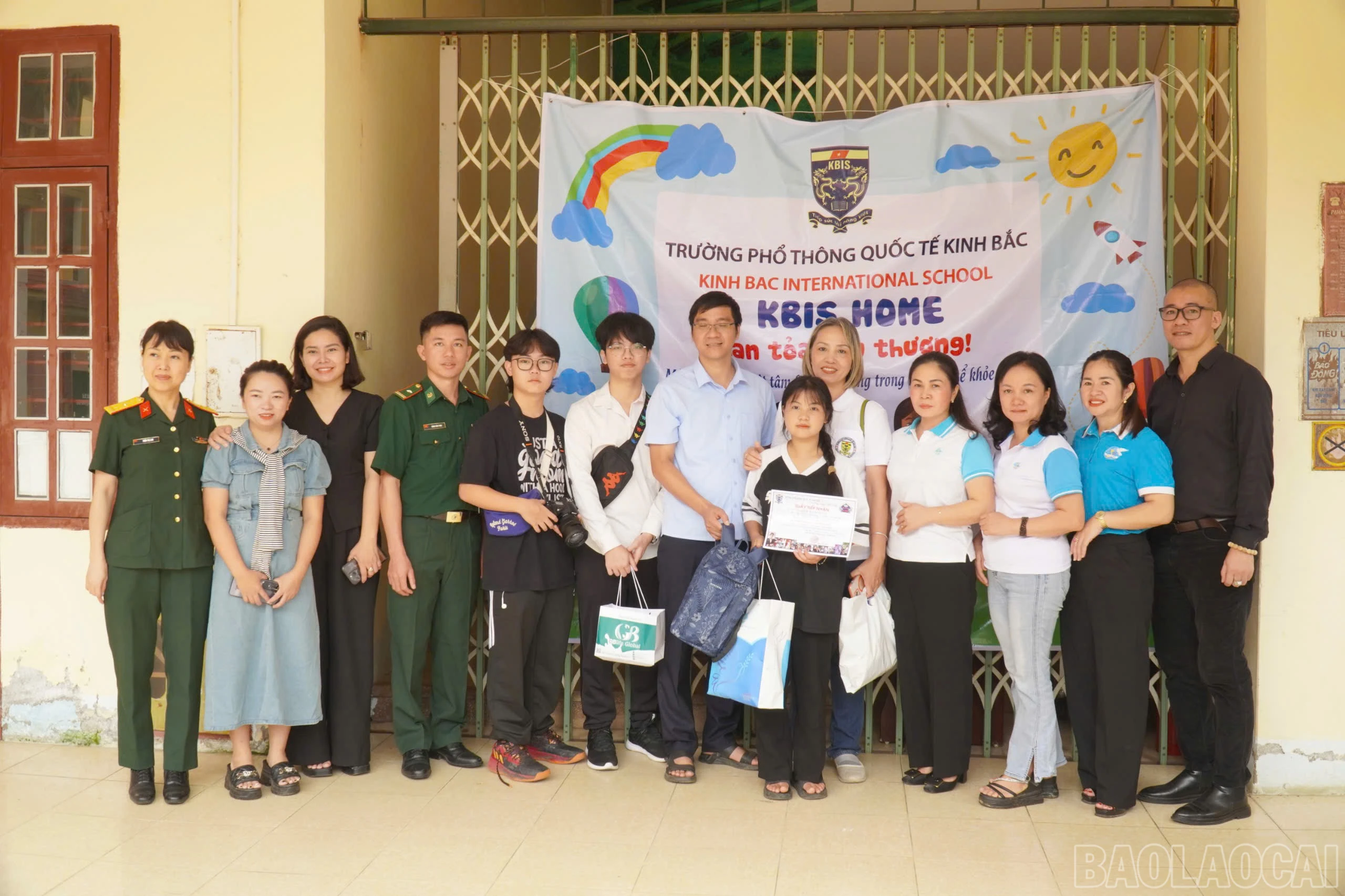 trao-ho-tro-cho-em-thao-thi-nhe-sinh-2008-thon-phin-chai-2-xa-a-lu-huyen-bat-xat-lao-cai-bo-me-da-mat-do-bi-vui-lap-anh-huong-con-bao-so-3-213.jpg