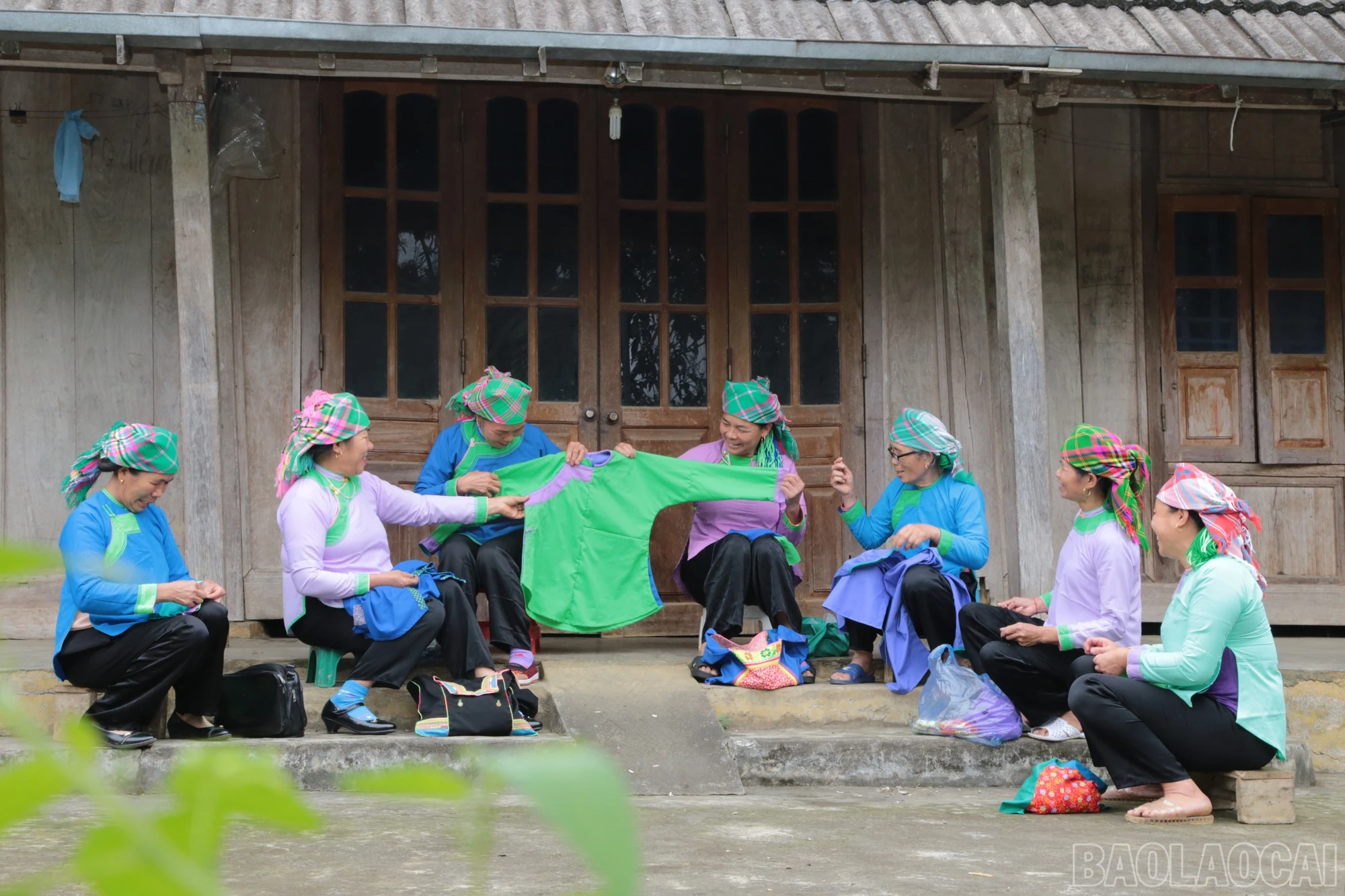 3chi-em-phu-nu-dan-toc-giay-o-thon-lung-vai-xa-lung-vai-cam-cui-may-theu-ao-ben-hien-nha-8371.jpg