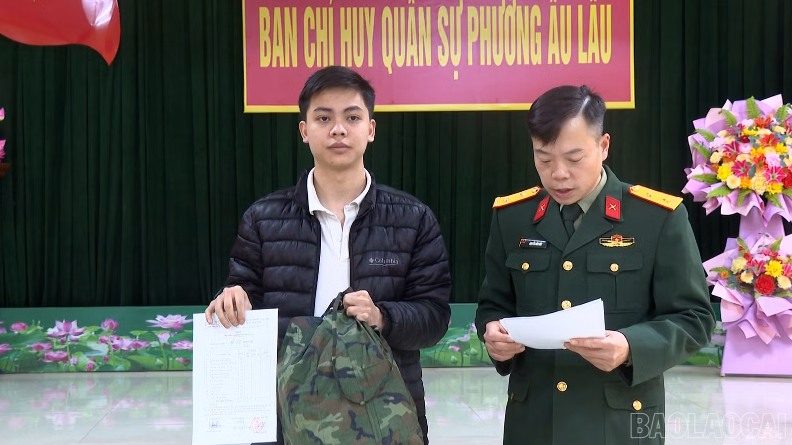 Công dân Đỗ Việt Hoàng nhận quân trang.