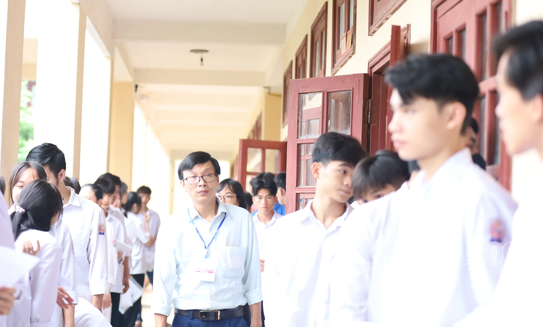 Cán bộ giám sát làm nhiệm vụ tại các phòng thi.