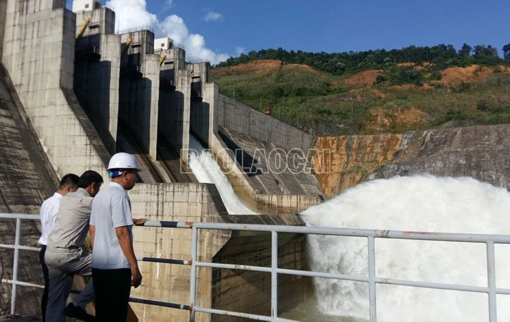 Thủy điện Bắc Hà xả lũ.jpg
