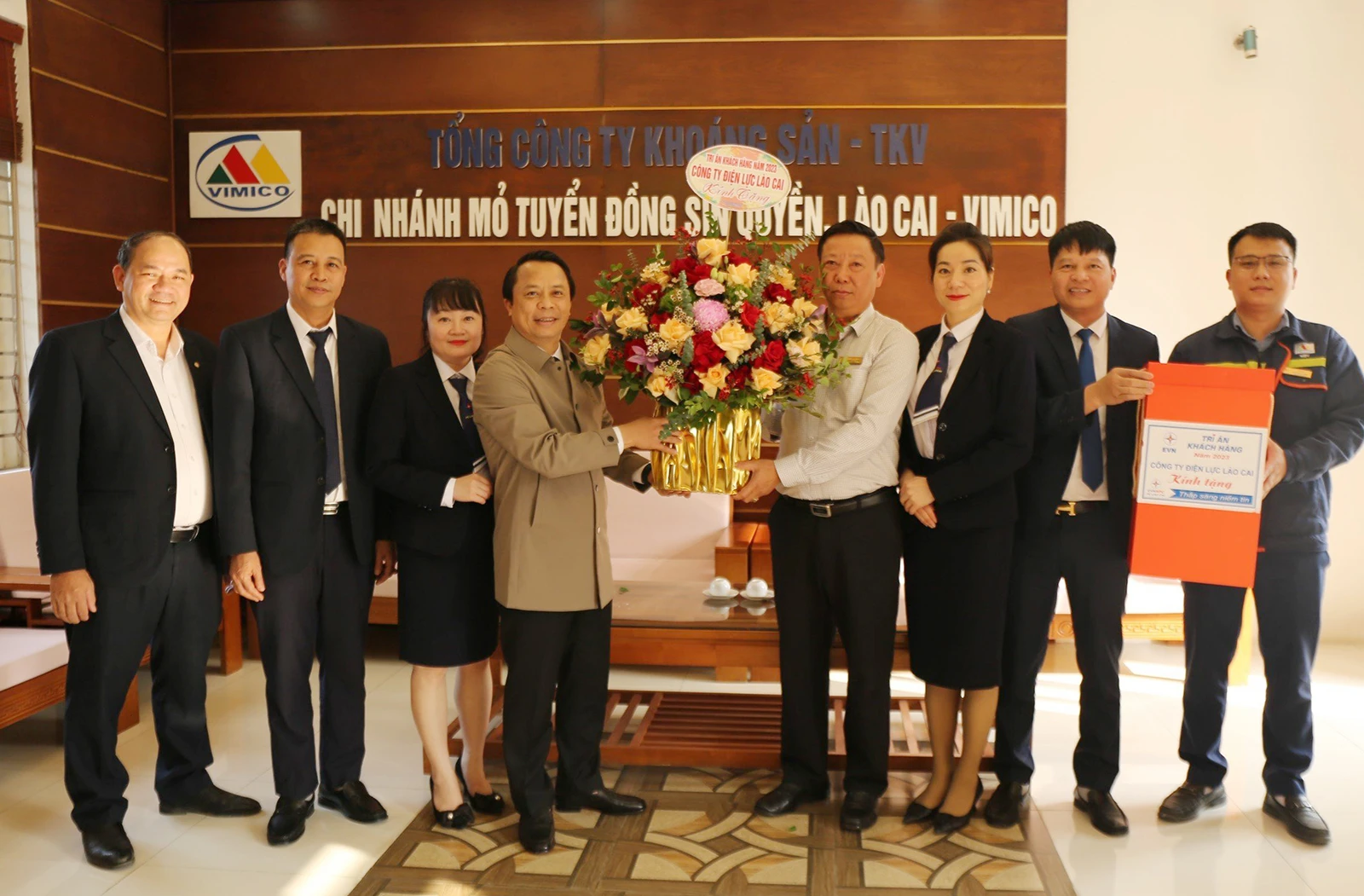 pc-lao-cai-tang-qua-chi-nhanh-mo-tuyen-dong-sin-quyen-lao-cai-4450.jpg
