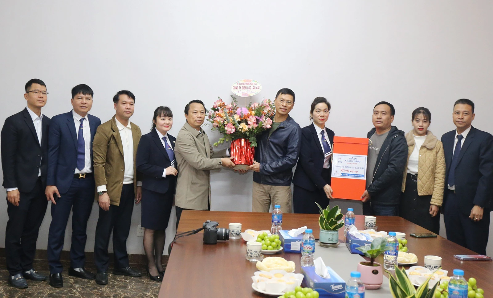 pc-lao-cai-tang-qua-cong-ty-tnhh-phot-pho-vang-viet-nam-4256.jpg