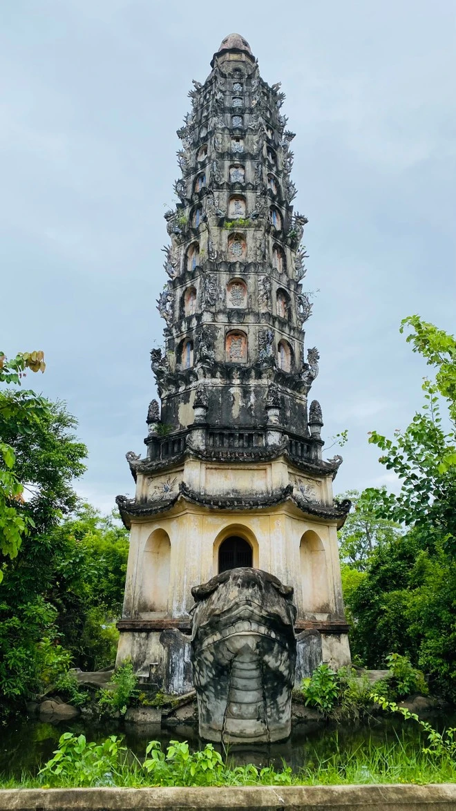Tháp Cửu phẩm Liên hoa cao 32m trên lưng một con rùa khổng lồ.