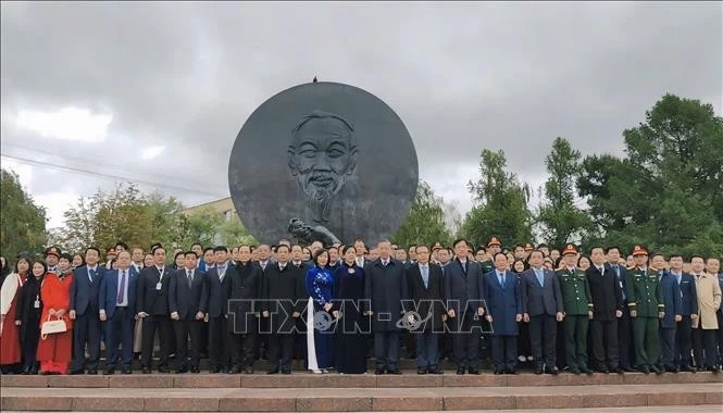 Tổng Bí thư, Chủ tịch nước Tô Lâm cùng Phu nhân và đoàn đại biểu cấp cao Việt Nam chụp ảnh lưu niệm tại Quảng trường Hồ Chí Minh ở thủ đô Moskva. Ảnh: Tâm Hằng/TTXVN.