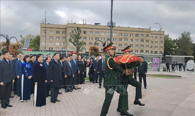 Tổng Bí thư, Chủ tịch nước Tô Lâm cùng Phu nhân và đoàn đại biểu cấp cao Việt Nam đến đặt hoa tại Quảng trường Hồ Chí Minh ở thủ đô Moskva. Ảnh: Tâm Hằng/TTXVN.