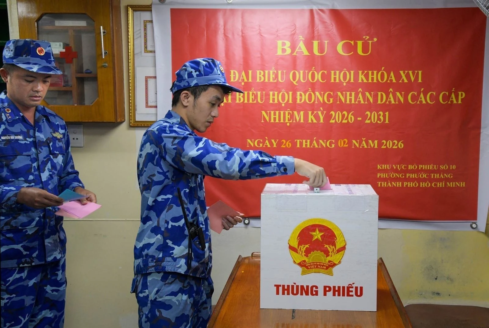Tổ bầu cử số 10 (phường Phước Thắng, TP.Hồ Chí Minh) tổ chức thành công đợt bầu cử sớm cho các cử tri đang thực hiện nhiệm vụ trên tàu CSB 6008 tại khu vực mỏ Thăng Long - Đông Đô.