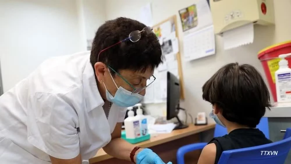 Ảnh minh họa: Nhân viên y tế tiêm vaccine cho người dân tại Modiin, Israel. (Ảnh: THX/TTXVN)
