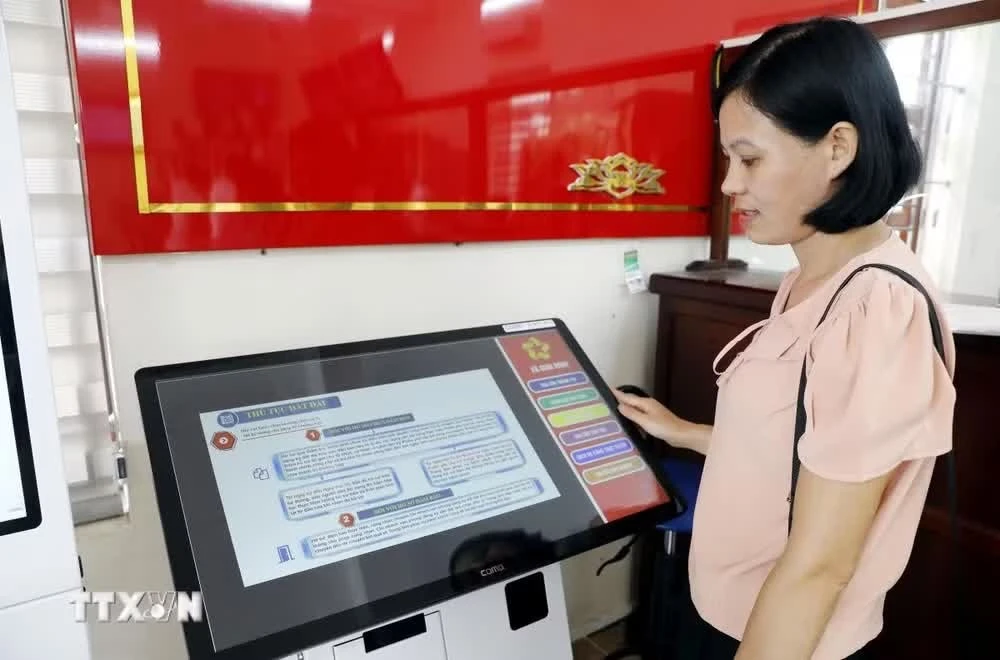 Chuyển đổi số trong cải cách hành chính. (Ảnh: Thái Thuần/TTXVN)