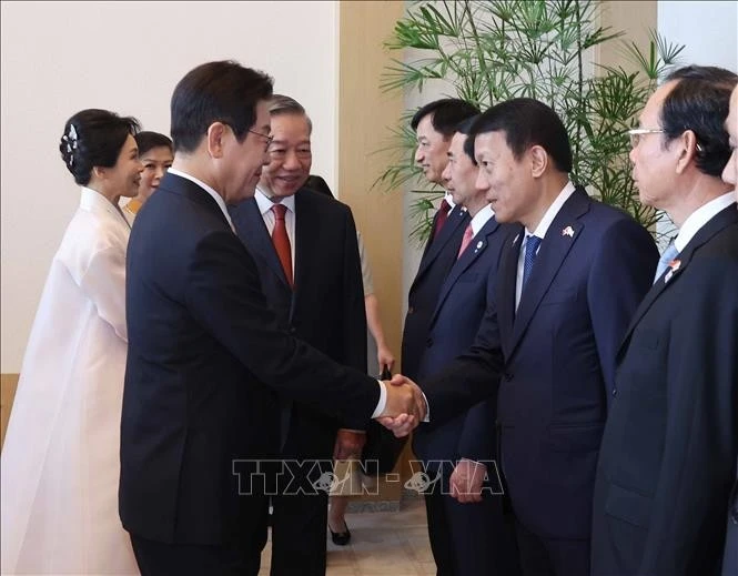 Tổng Bí thư Tô Lâm giới thiệu thành viên đoàn Việt Nam với Tổng thống Hàn Quốc Lee Jae Myung và Phu nhân.