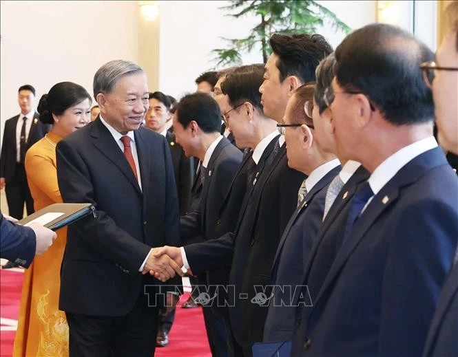 Tổng Bí thư Tô Lâm và Phu nhân với các thành viên đoàn Hàn Quốc tham dự lễ đón.