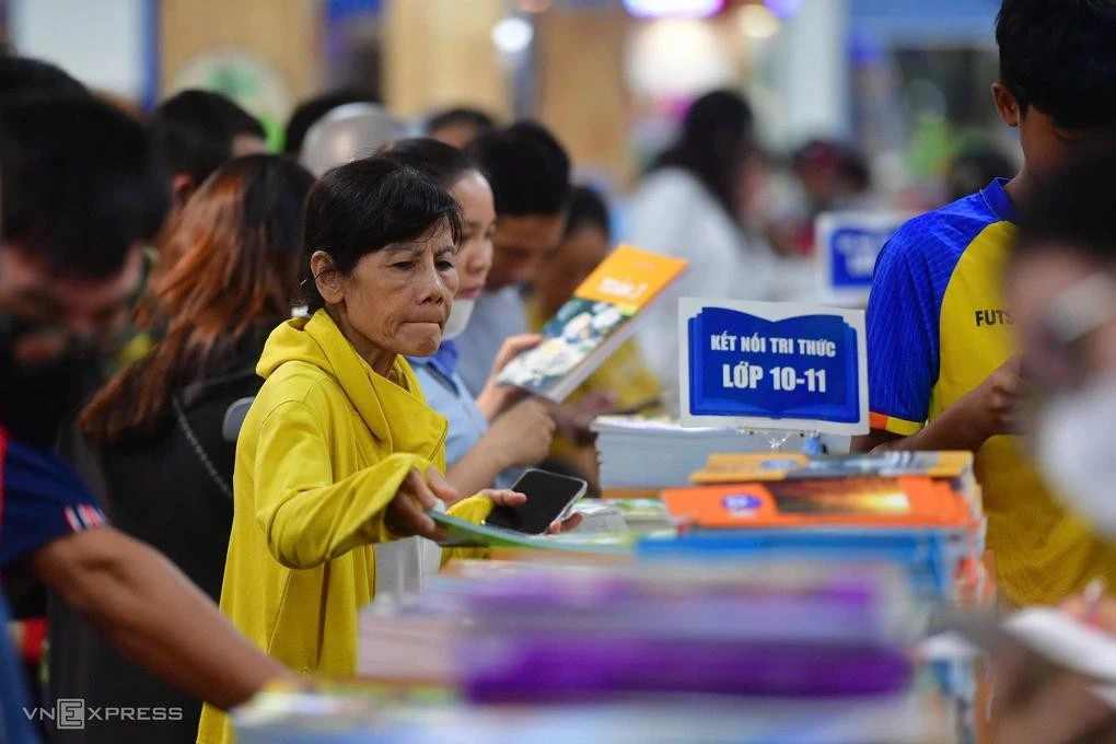Phụ huynh chen chân mua sách giáo khoa tại một nhà sách ở TP HCM, hôm 19/8. Ảnh: Thanh Tùng