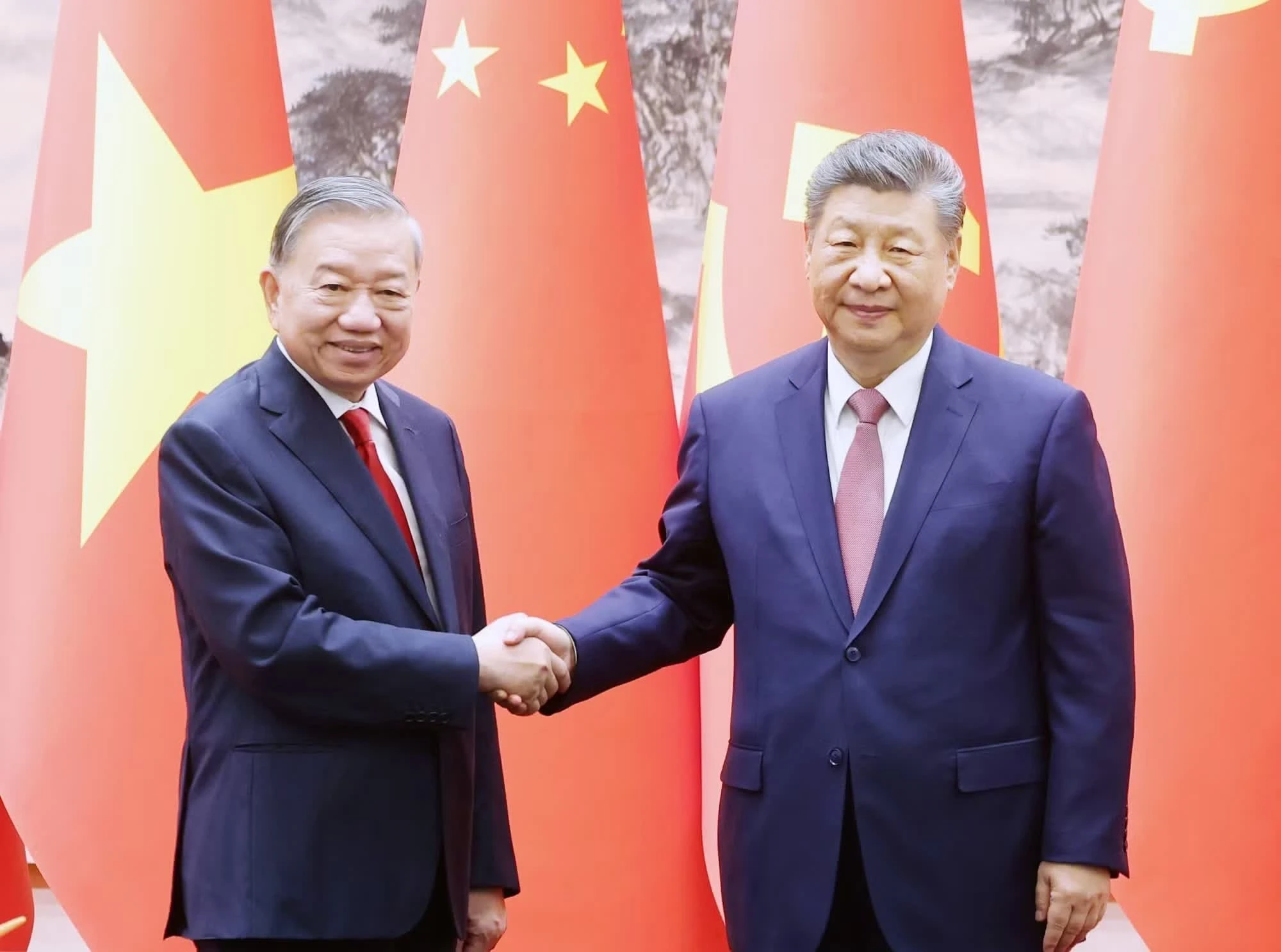 Tổng Bí thư, Chủ tịch nước Tô Lâm và Tổng Bí thư, Chủ tịch nước Trung Quốc Tập Cận Bình tại cuộc chứng kiến Lễ ký một số văn kiện hợp tác tiêu biểu giữa hai nước.