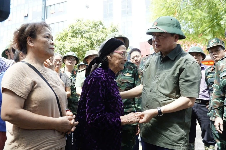Phó Thủ tướng Trần Hồng Hà thăm hỏi, tặng quà gia đình Mẹ Việt Nam Anh hùng Lâm Thị Mèn, ở tổ dân phố Hợp Giang 1 (phường Thục Phán) bị ngập hoàn toàn do mưa lũ.