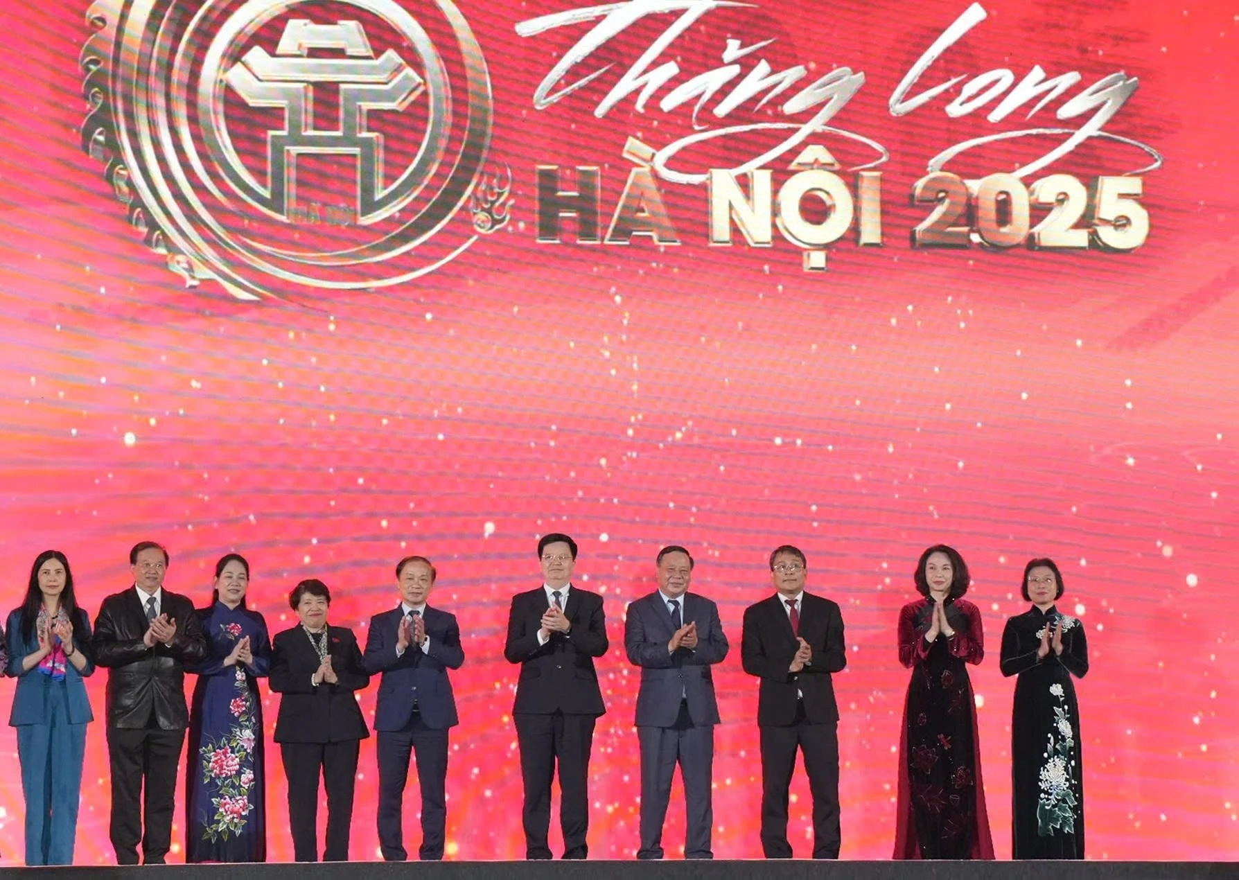 Các đồng chí lãnh đạo Trung ương và thành phố Hà Nội dự lễ khai mạc. Ảnh: Viết Thành
